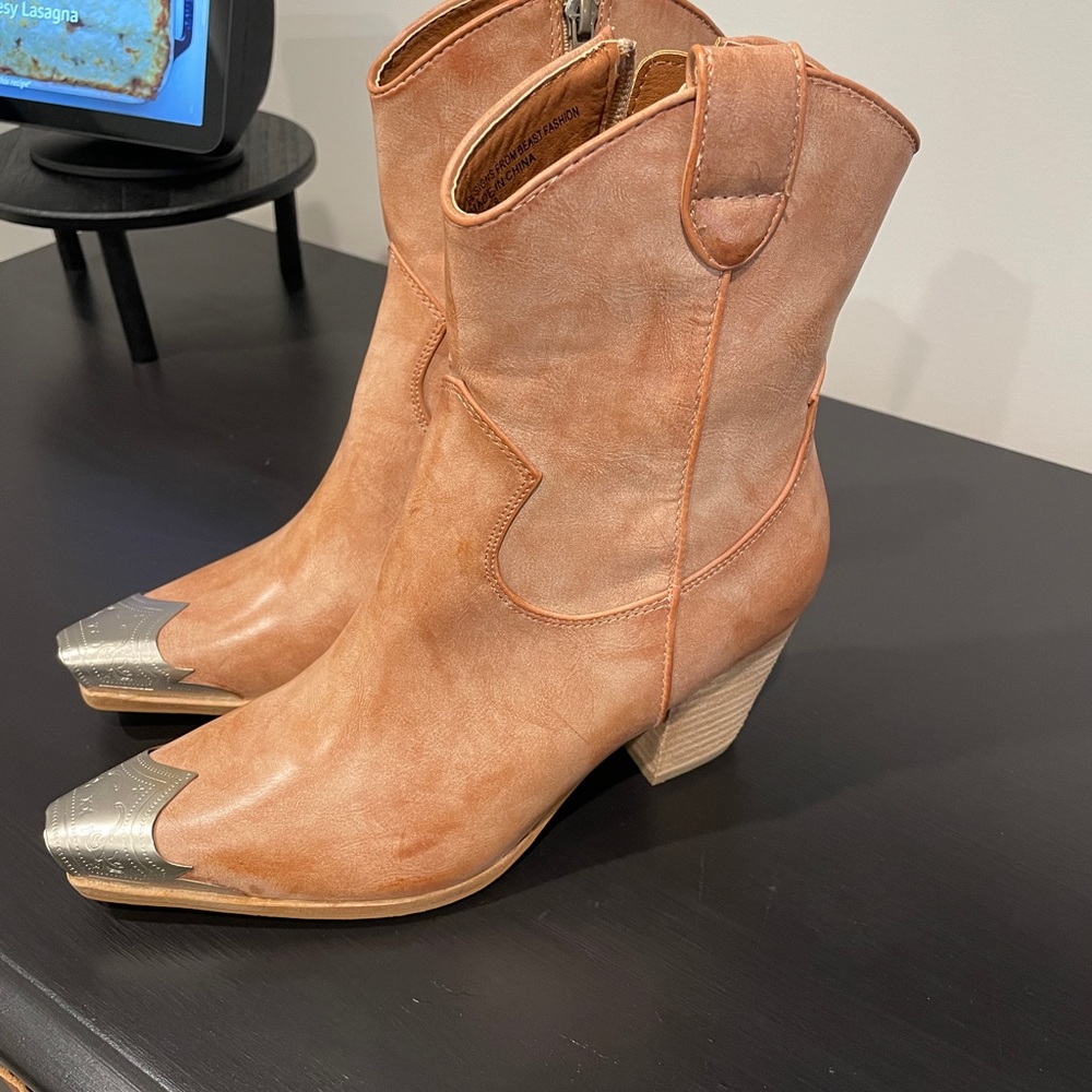 Brand new, no tags.  Size 8.